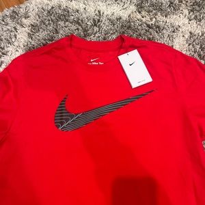 Size medium brand new never worn Nike shirt